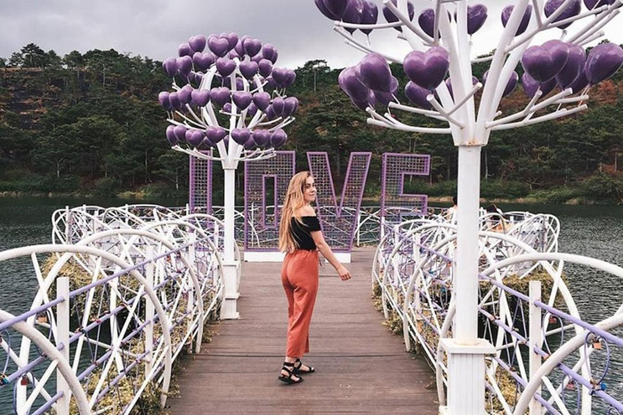 Cùng xem hình ảnh cây cầu tình yêu Đà Lạt, một trong những điểm đến lãng mạn nhất của Việt Nam. Bức ảnh này sẽ đưa bạn đến một thế giới mơ mộng, nơi tình yêu thăng hoa và những thước phim lãng mạn được ghi lại.